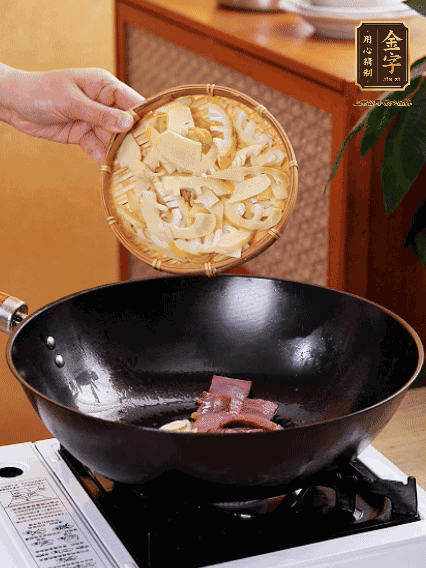 油熱，下蒜末、火腿煸炒出香味，再下筍片微微翻炒