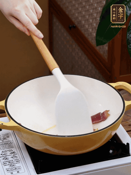 油熱，姜絲、火腿微微煸出香味