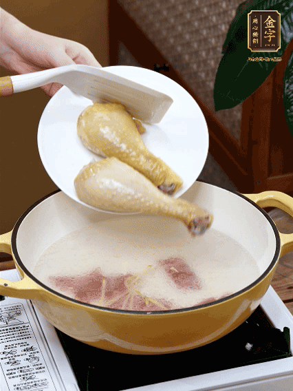 倒清水，放雞腿，大火煮開轉(zhuǎn)中小火煮20分鐘